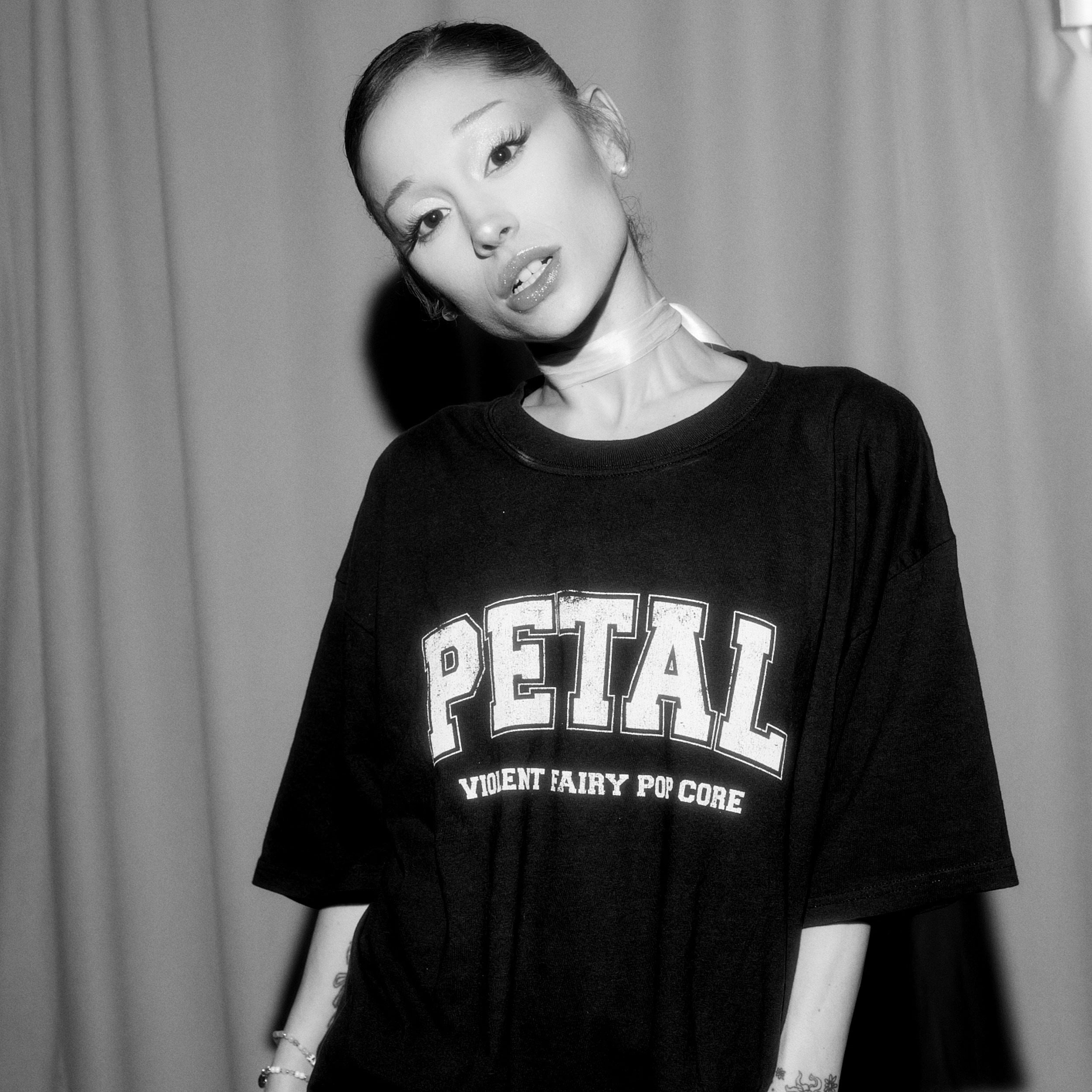 Ariana Grande petal core t-shirt (black) T-Shirt 456155