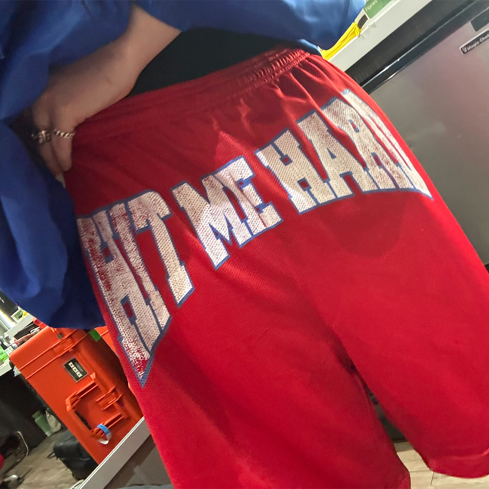 https://images.bravado.de/prod/product-assets/product-asset-data/eilish-billie/billie-eilish/products/511826/web/532163/image-thumb__532163__3000x3000_original/Billie-Eilish_HIT-ME-HARD-MESH-SHORTS_Shorts_s511826_o5778040_a532163_v13094933.2f66386d.png