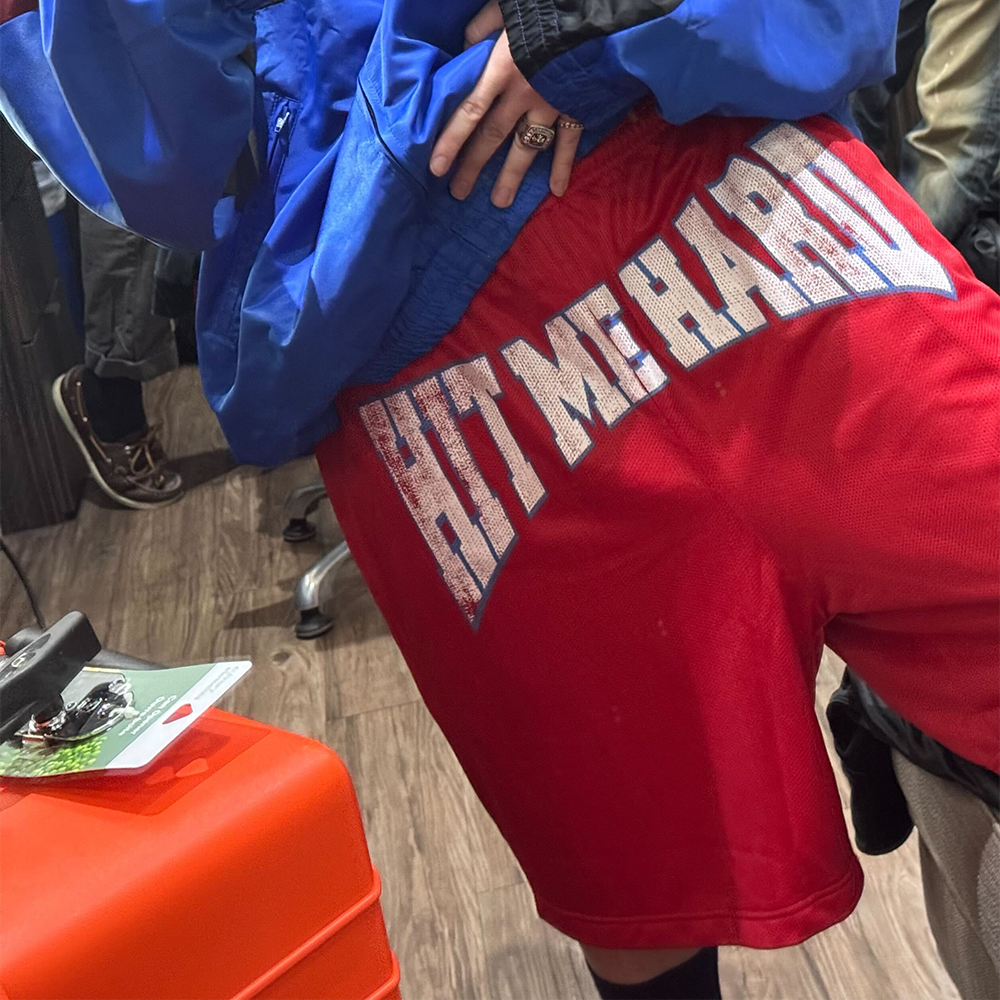 https://images.bravado.de/prod/product-assets/product-asset-data/eilish-billie/billie-eilish/products/511826/web/532164/image-thumb__532164__3000x3000_original/Billie-Eilish_HIT-ME-HARD-MESH-SHORTS_Shorts_s511826_o5778040_a532164_v13094934.bc2c2e18.png