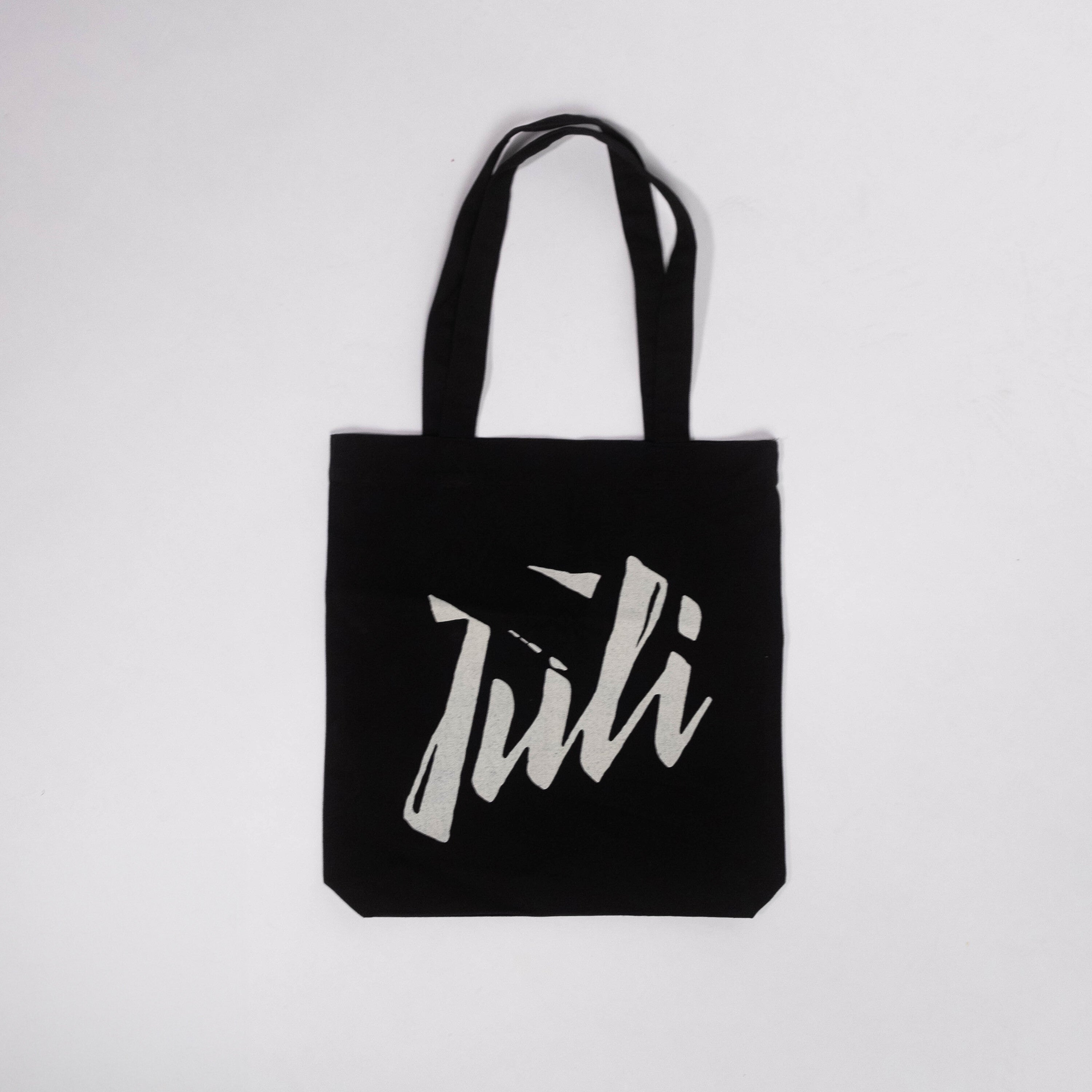 https://images.bravado.de/prod/product-assets/juli/juli-juli-labelmerch-kommission/products/503872/web/396539/image-thumb__396539__3000x3000_original/Juli-Logo-Beutel-schwarz-503872-396539.6628211b.jpg