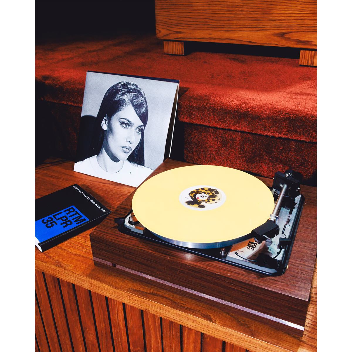 SIENNA SPIRO Visitor (Deluxe Unplugged)  Yellow Vinyl 463739